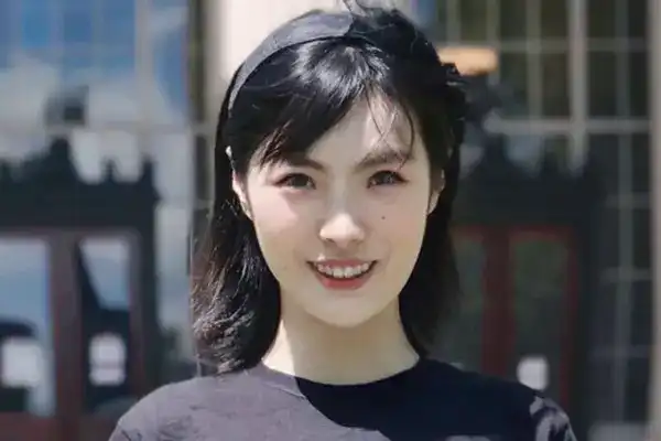 一位广州00后女生爆红的封面图片